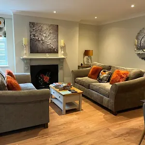 luxury-refurbished-2-bedroom-regency-apartment.cardiffhotelswales.com/