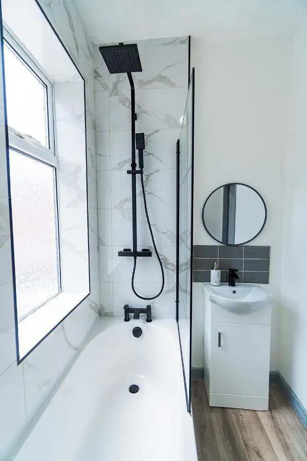 Stylish 3 Bedroom House - Central Location Nottingham Vakantiehuis
