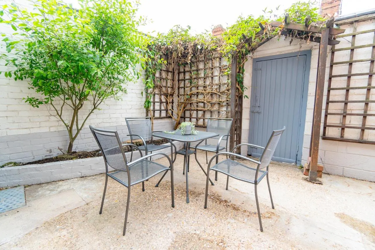 Stylish 3 Bedroom House - Central Location Nottingham